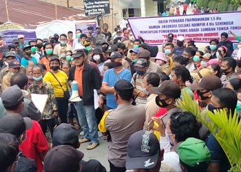 Suasana eksekusi tanah dan bangunan, di Lumban Tonga-Tonga, Kelurahan Parapat, Kecamatan Girsang Sipangan Bolon, Kabupaten Simalugun, yang mengundang kerumunan.