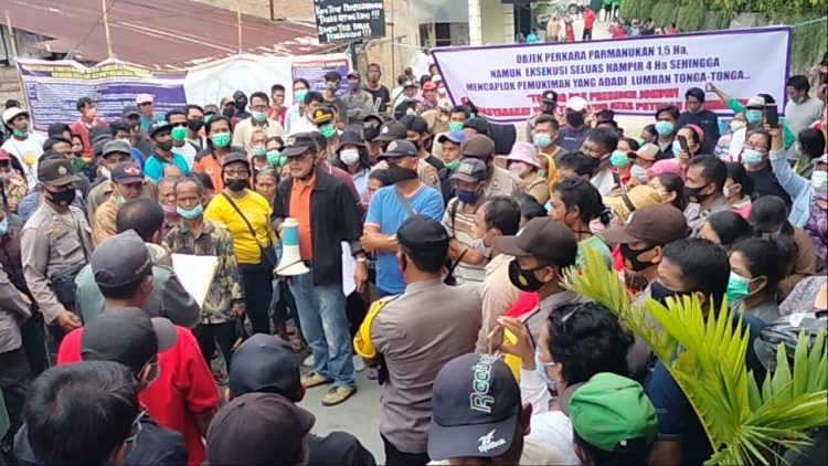 Suasana eksekusi tanah dan bangunan, di Lumban Tonga-Tonga, Kelurahan Parapat, Kecamatan Girsang Sipangan Bolon, Kabupaten Simalugun, yang mengundang kerumunan.