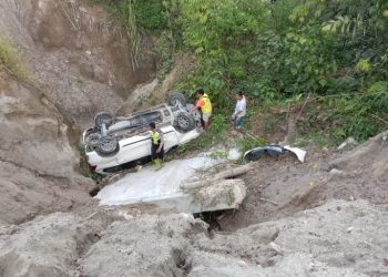 Kondisi mobil korban saat masih di dasar jurang dan petugas kepolisian langsung turun ke lokasi.