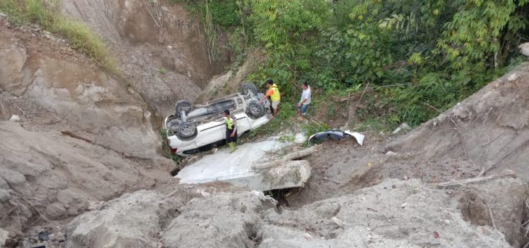 Kondisi mobil korban saat masih di dasar jurang dan petugas kepolisian langsung turun ke lokasi.