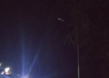 Kondisi jalan di kawasan Lapangan Tembak Pematangsiantar tampak gelap gulita karena lampu penerangan jalan tidak berfungsi.