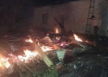 Rumah para korban tampak rata dengan tanah setelah dilahap api.
