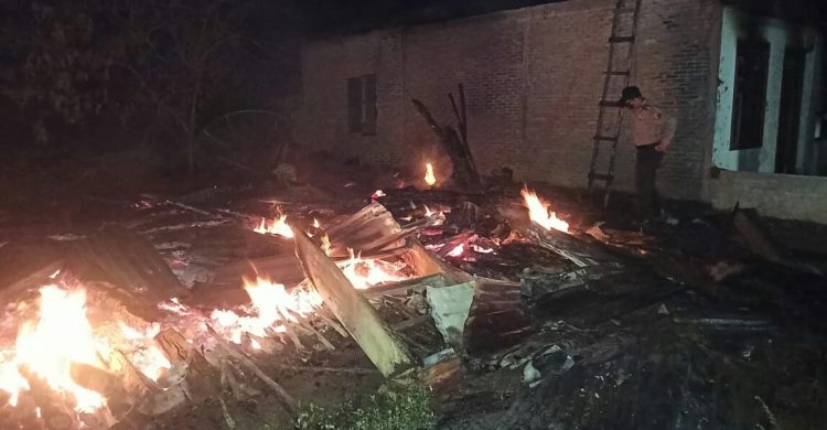 Rumah para korban tampak rata dengan tanah setelah dilahap api.