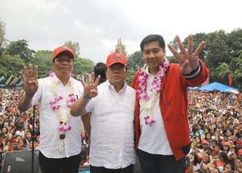 Wesly Silalahi (tengah), calon Wali Kota Pematangsiantar saat kampanye akbar di Pilkada 2015 yang dihadiri Maruarar Sirait.