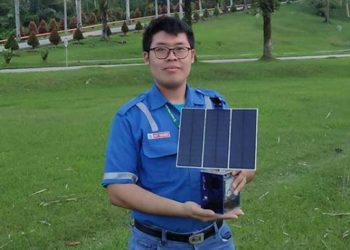 Mahasiswa asal Politeknik Caltex Riau (PCR), Andreas Lokananta menunjukan alat canggih yang mampu mengubah energi matahari jadi listrik yang dibuatnya untuk menyelesaikan tugas akhir studinya. [Ist]