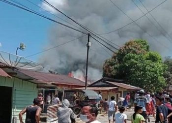 Api saat membakar satu unit rumah di Desa Mela 1, Kecamatan Tapian Nauli, Tapteng. (Foto: istimewa)