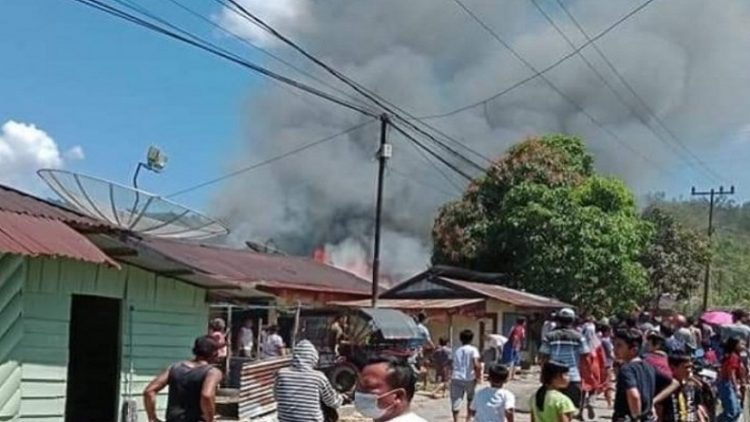 Api saat membakar satu unit rumah di Desa Mela 1, Kecamatan Tapian Nauli, Tapteng. (Foto: istimewa)