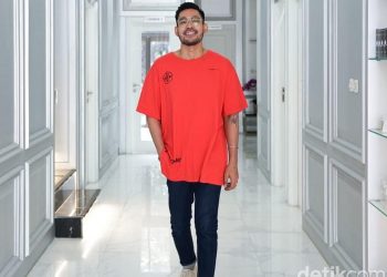 Robby Purba beri penjelasan soal viral video dorong pelayan wanita. Foto: Hanif/detikHOT