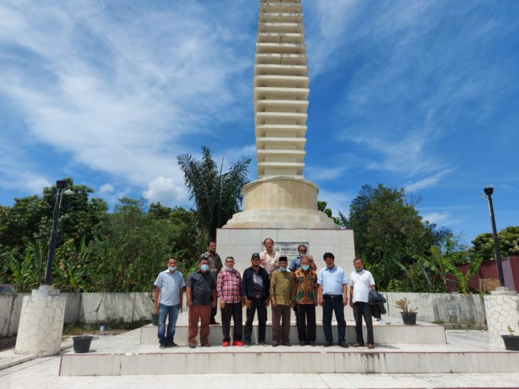 Para penggagas Pesta Emas 50 Tahun Tugu Raja Panjaitan saat meninjau lokasi Tugu Raja Panjaitan, di Balige, Kabupaten Toba, bersama Panitia dan Punguan Raja Panjaitan Boruna (PRPB) Toba, PRPB Batu Bara dan PRPB Kota Siantar, pada Sabtu (6/2/2021), lalu.