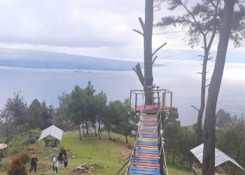 Salah satu tempat selfie dan wahana bermain, di Bukit Indah Simarjarunjung.