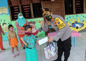 Kapolres Pematangsiantar, AKBP Boy Sutan Binanga Siregar, saat memberikan hadiah.