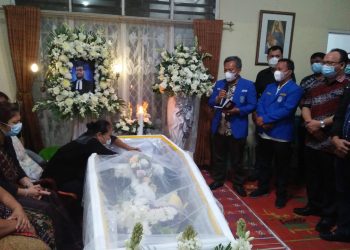 Rombongan pengurus DPD Gerakan Angkatan Muda Indonesia (GAMKI) Sumatera Utara (Sumut) yang dipimpin Landen Marbun, SH, bersama sejumlah pengurus DPC GAMKI Kabupaten/Kota yang ada di Sumatera Utara, datang melayat ke rumah duka Pdt Dr Apeliften Sihombing, pada Jumat malam lalu (5/3/2021), sekitar pukul 19.30 WIB, di jalan Rimba Raya No. 15, Pematangsiantar.