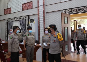 Kapolda Sumut, Irjen Pol RZ Panca Putra Simanjuntak, saat memantau pelaksanaan vaksinasi.