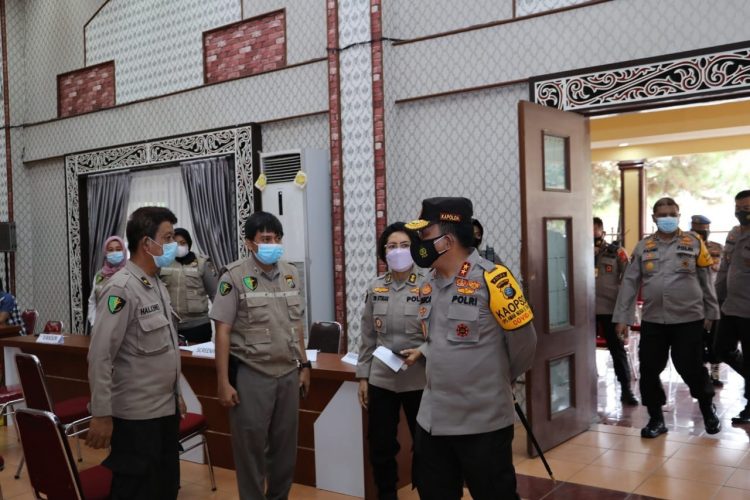 Kapolda Sumut, Irjen Pol RZ Panca Putra Simanjuntak, saat memantau pelaksanaan vaksinasi.