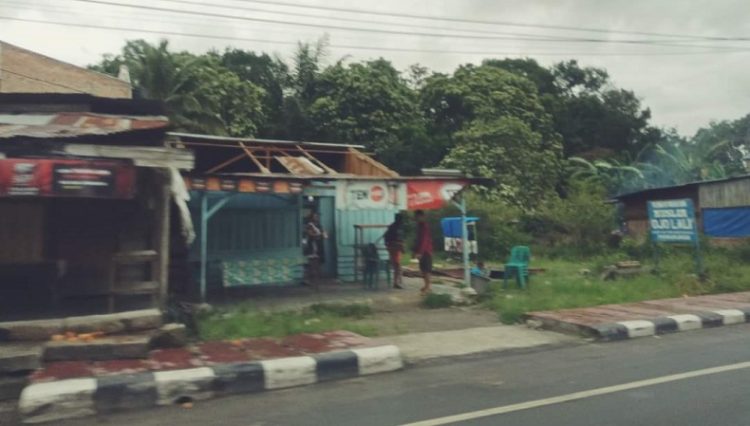 Puluhan atap rumah di Lumban Suhi Toruan rusak parah diterjang angin kencang dan hujan deras, Rabu (31/3/2021). (Foto: istimewa)