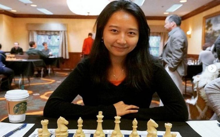 Grand Master Irene Sukandar menang telak 3-0 atas Dadang Subur dalam laga uji coba, Senin (22/3/2021) sore. Dia berhak membawa pulang hadiah senilai Rp200 juta. (Foto: Instagram @irene_sukandar)