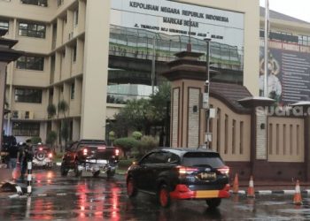 Suasana di depan gedung Mabes Polri, Jakarta, Rabu (31/3). [Suara.com/Oke Atmaja]
