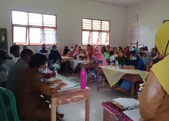 Para orang tua murid Sekolah Dasar Negeri (SDN) 091695 Afdeling III Mayang, Bosar Maligas, Kabupaten Simalungun, saat memberi dukungan kepada Kepala Sekolah SDN 091695, R boru Manullang.