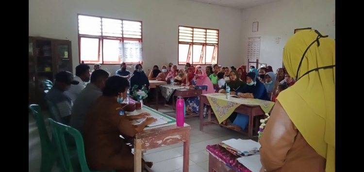 Para orang tua murid Sekolah Dasar Negeri (SDN) 091695 Afdeling III Mayang, Bosar Maligas, Kabupaten Simalungun, saat memberi dukungan kepada Kepala Sekolah SDN 091695, R boru Manullang.