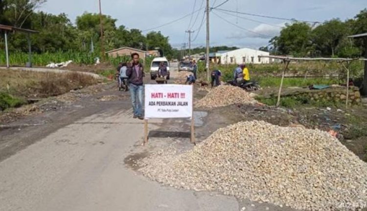 PT. Toba Pulp Lestari (TPL) lakukan perbaikan jalan rusak dari Kecamatan Sigumpar menuju Silaen.