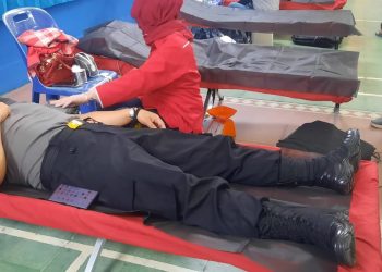 Kapolres Pematangsiantar, AKBP Boy Sutan Binanga Siregar, saat ikut donor darah.