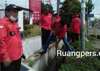 Ketua PAC PBB Siantar Utara, Charles Simanjuntak dan anggota saat di lokasi Jumat bersih.