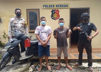 Usai berhasil mencuri handphone, pelaku malah meninggalkan motornya saat kabur. (Ist)