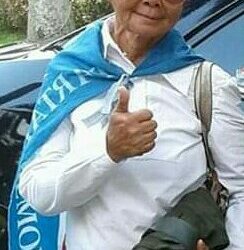 Foto Kak Butet Siantar semasa hidupnya yang selalu membawa bendera Partai Demokrat kemana dia pergi.