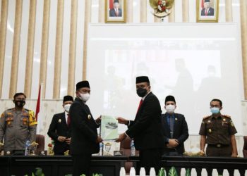 Kapolres Tebing Tinggi, AKBP Agus Sugiyarso,S.I.K, menghadiri serah terima jabatan Bupati Segai, H. Darma Wijawa dan Wakil Bupati, H. Adlin Umar Yusri Tambunan, Senin (1/3/2021), pukul 15.00 WIB, di Gedung DPRD Sergai.