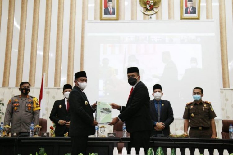 Kapolres Tebing Tinggi, AKBP Agus Sugiyarso,S.I.K, menghadiri serah terima jabatan Bupati Segai, H. Darma Wijawa dan Wakil Bupati, H. Adlin Umar Yusri Tambunan, Senin (1/3/2021), pukul 15.00 WIB, di Gedung DPRD Sergai.
