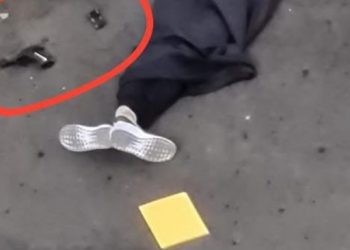 Penampakan pistol dan map kuning di dekat tubuh wanita penyerang Mabes Polri (instagram)