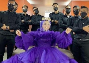 Selebgram asal Aceh viral di media sosial.Selebgram hijab Herlin Kenza heboh dikawal 9 ajudan. Foto: Dok. Instagram @herlinkenza.