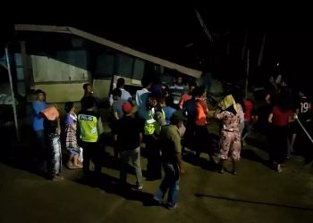 Tiga unit rumah warga ditabrak mobil tangki berisi CPO di Desa Bakal Julu, Kecamatan Siempat Hulu, Kabupaten Dairi. (Foto: iNews/Irwansyah Sitepu)