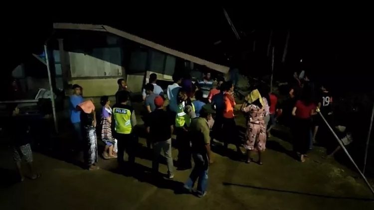Tiga unit rumah warga ditabrak mobil tangki berisi CPO di Desa Bakal Julu, Kecamatan Siempat Hulu, Kabupaten Dairi. (Foto: iNews/Irwansyah Sitepu)