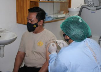 Kapolres Pematangsiantar, AKBP Boy Sutan Binanga Siregar saat disuntik vaksin corona.