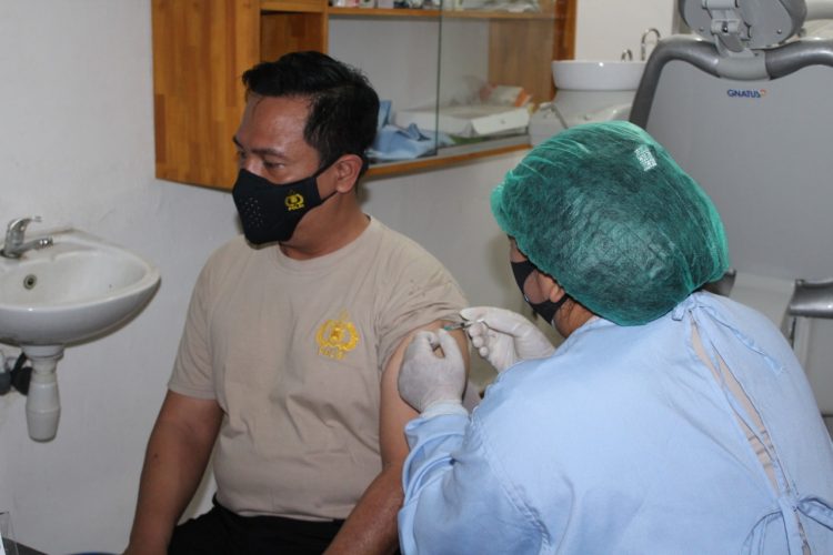 Kapolres Pematangsiantar, AKBP Boy Sutan Binanga Siregar saat disuntik vaksin corona.