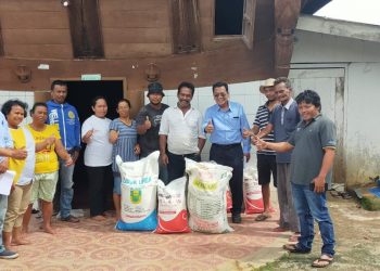 Foto bersama usai menyerahkan bantuan pupuk.