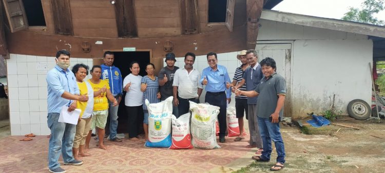 Foto bersama usai menyerahkan bantuan pupuk.