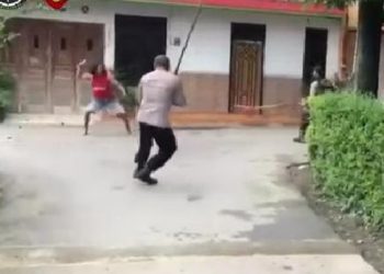Pemuda di Klaten mengamuk menghunus samurai. (Foto: Tangkapan layar medsos warga)