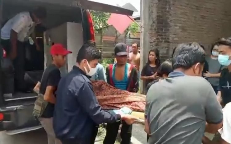 Jenazah Gading Wijaya Manurung saat diturunkan dari mobil Ambulan RS Bhayangkara Medan. (Foto : iNews/ Adi Palapa Harahap)