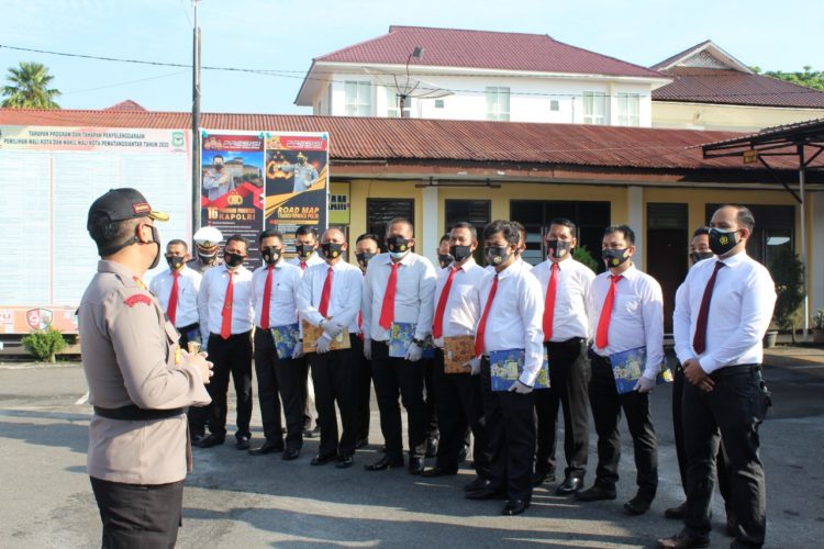 Kapolres Pematangsiantar, AKBP Boy Sutan Binanga Siregar saat memberikan arahan usai menyerahkan penghargaan kepada 32 personil berprestasi.