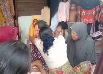 Pemilik rumah terbakar menangis dan coba ditenangkan tetangganya. (Foto : iNews/Ulil Amri)