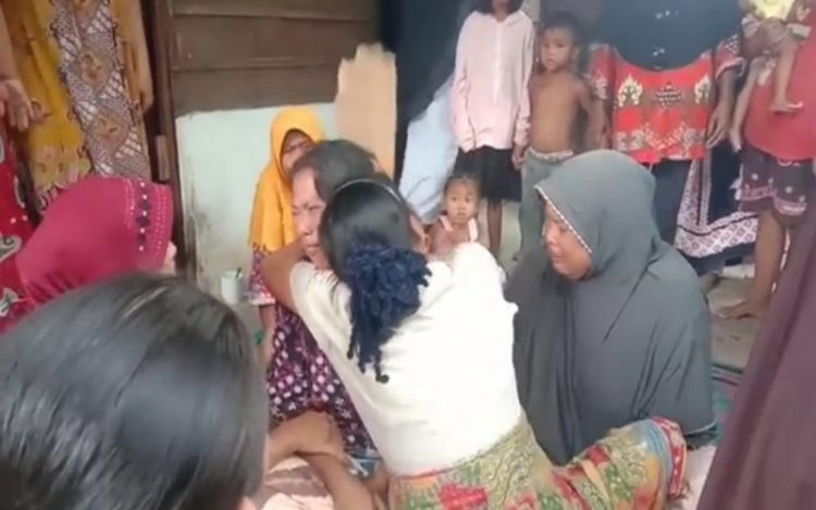 Pemilik rumah terbakar menangis dan coba ditenangkan tetangganya. (Foto : iNews/Ulil Amri)