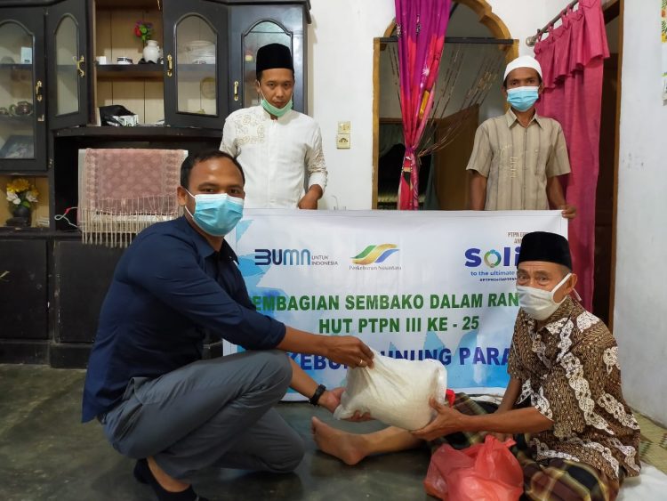 Foto : APK PTPN III Gunung Para, Edi Ginting saat memberikan sembako kepada warga. (foto/dmk)