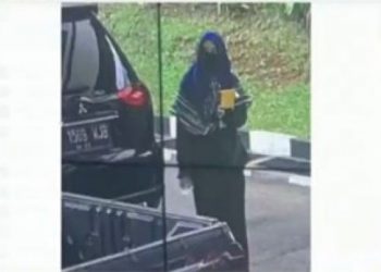 Teroris perempuan berjilbab serang Mabes Polri, Jakarta Selatan, Rabu (31/3/2021). (ist)