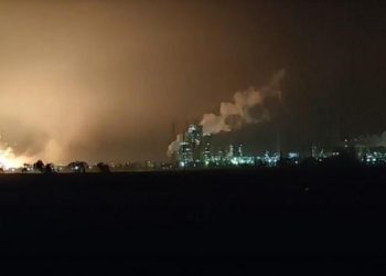 Kebakaran kilang minyak PT Pertamina RU VI Balongan di Kecamatan Balongan, Kabupaten Indramayu, Jawa Barat, pada Senin (29/3/2021) dini hari. (Foto: iNews/Toiskandar)