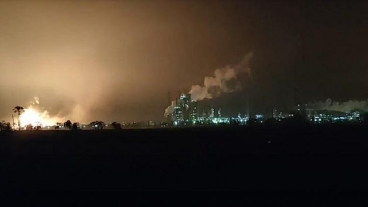Kebakaran kilang minyak PT Pertamina RU VI Balongan di Kecamatan Balongan, Kabupaten Indramayu, Jawa Barat, pada Senin (29/3/2021) dini hari. (Foto: iNews/Toiskandar)