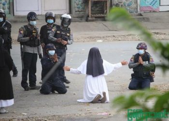 Biarawati Ann Roza Nu Tawng berlutut dan memohon kepada aparat keamanan agar berhenti menembaki demonstran di Myanmar, Senin (8/3/2021). (Foto: Skynews).