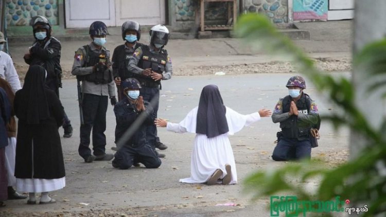 Biarawati Ann Roza Nu Tawng berlutut dan memohon kepada aparat keamanan agar berhenti menembaki demonstran di Myanmar, Senin (8/3/2021). (Foto: Skynews).