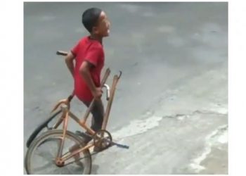Bocah menangis sambil bawa sepeda terbelah dua (instagram.com/@lambe.cewek)